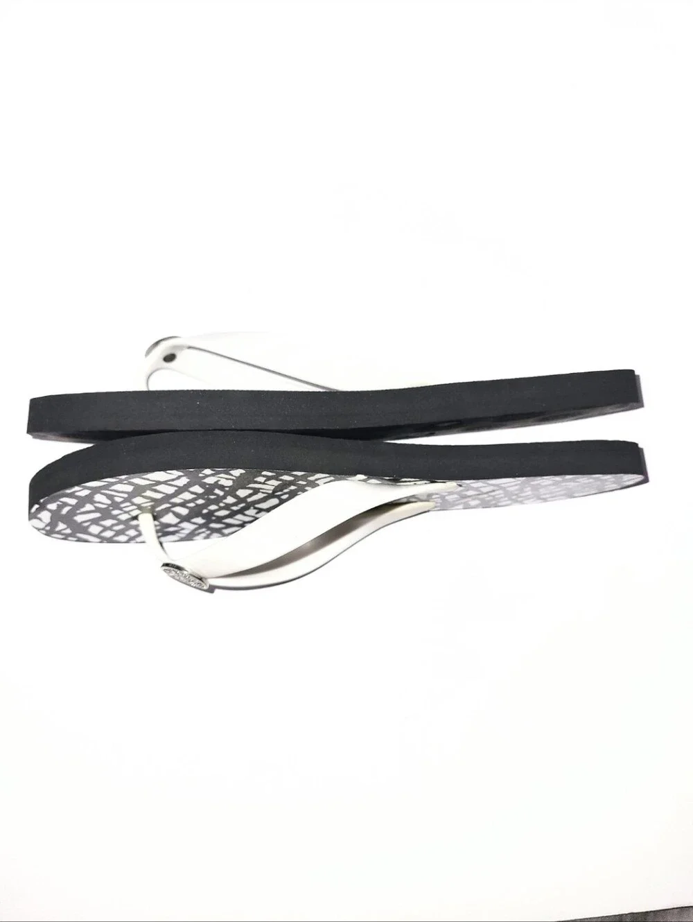 NWOT Vince Camuto Black & White Abstract Flip Flop Thong Sandal Large 8.5-9